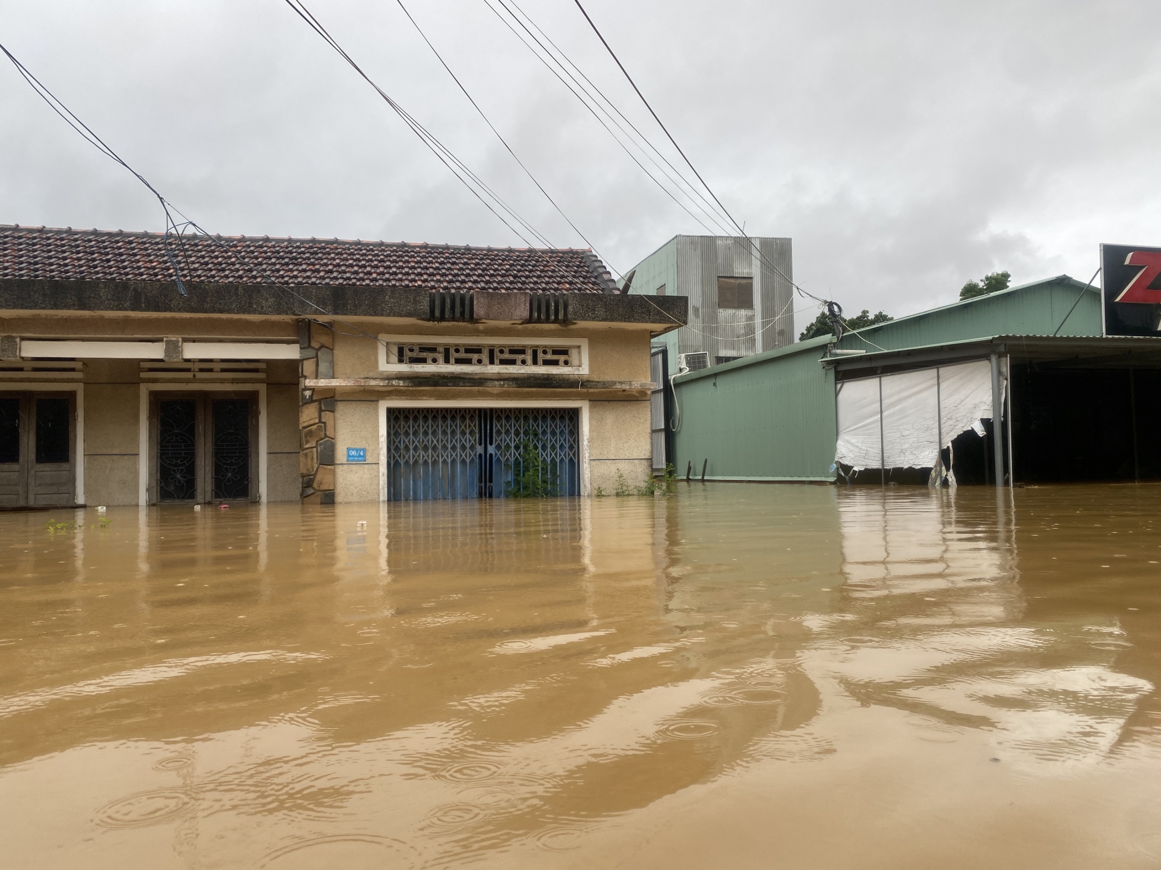岘港洪水中心地区居民因第三天浸泡在洪水中而筋疲力尽